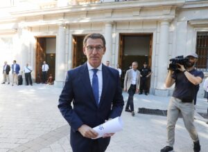 El PSOE tacha a Feijóo de "cataviento, giraldillo y veleta" por su actitud hacia Cataluña