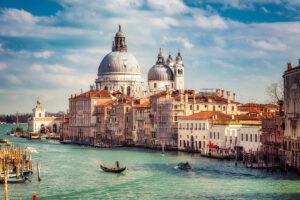 El alcalde de Venecia recompensar a quien identifique a los "imbciles" que hacen esqu acutico en el Gran Canal