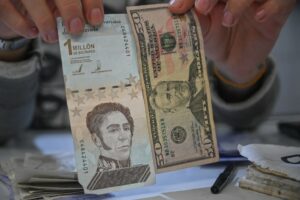 El bolívar se devalúa un 6% frente al dólar en el último mes