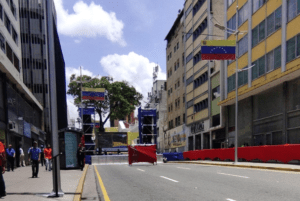 El chavismo cerró la Avenida Universidad con una tarima frente a la Asamblea Nacional #9Ago (FOTO)