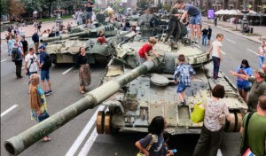 El desfile de tanques que se burla de los rusos en Ucrania