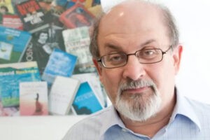 El escritor Salman Rushdie fue apuñalado cuando iba a dar una charla en Nueva York