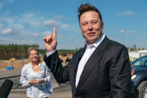 Elon Musk suma denuncia de exejecutivo como razón para cancelar compra de Twitter