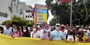 Empleados y jubilados marchan hasta el Ministerio del Trabajo en Caracas.(video)