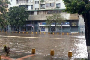 Fuertes lluvias colapsan Caracas, el río Guaire a punto de desbordarse (+Video)