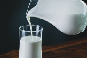 Gobierno Federal aumenta a 10 pesos el precio de garantía de la leche