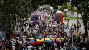 Gobierno de Maduro acepta pagar completo el bono de educadores tras días de protestas