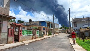 Grave incendio industrial de Cuba prosigue tras la gran explosión nocturna