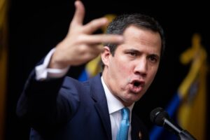 Guaidó insiste en llegar a un acuerdo con el chavismo, a pesar del condicionamiento por el avión