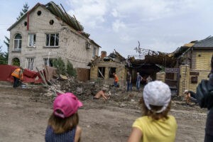Guerra en Ucrania: Unos 350.000 residentes se resisten a dejar el Donbs pese a los bombardeos de Rusia