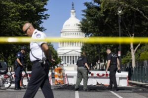 Hombre se suicida luego de impactar su auto contra valla del Capitolio de EE.UU.