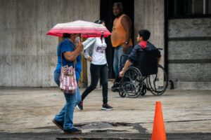 Inundaciones y fallas de electricidad e Internet: los estragos de las lluvias en Caracas - El Diario