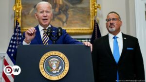 Joe Biden anuncia alivio a personas con deudas estudiantiles | El Mundo | DW