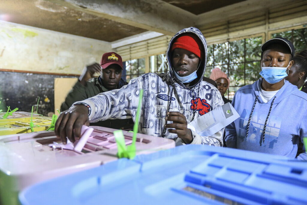 Kenia elige nuevo presidente en unas elecciones ajustadas
