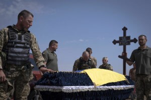 La macabra cosecha de cadveres en el frente ucraniano
