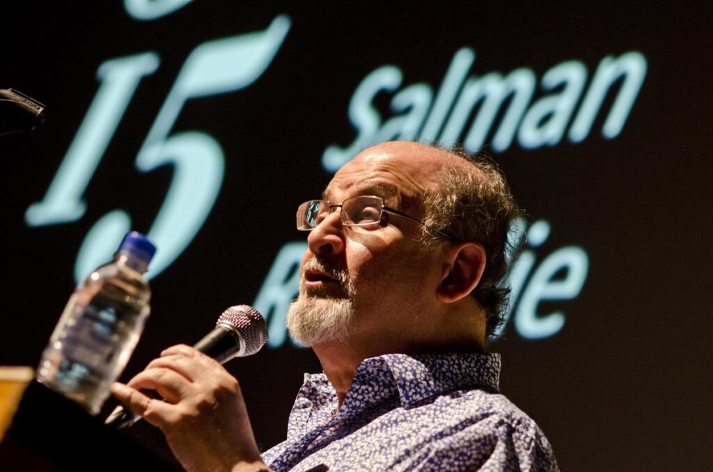 La prensa vinculada al estamento clerical iraní aplaude el intento de asesinato contra Salman Rushdie