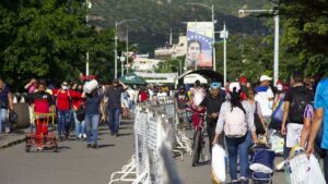 La reapertura de la frontera permitirá "retornar al comercio formal"