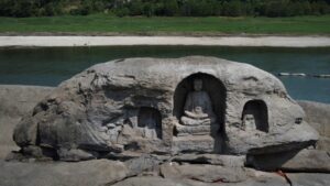 La sequía en China hace aflorar una isla con tres antiguas estatuas budistas de 6 siglos de antigüedad