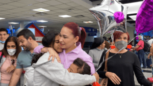 Llegan a Venezuela tripulantes del avión retenido en Argentina