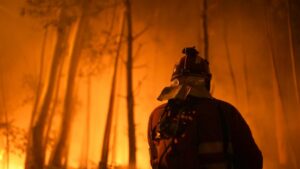 Los incendios en Galicia continúan sin cambios, pero se mantiene activa la alerta en Boiro y Ponte Caldelas
