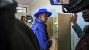 Los principales candidatos a la Presidencia de Kenia votan en una jornada sin incidentes