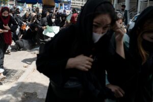 Los talibn dispersan con golpes y disparos al aire una manifestacin de mujeres en Kabul