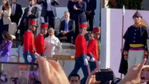 Mira la reacción del Rey Felipe VI de España al ver la espada de Bolivar en juramentación de Petro (+Video)