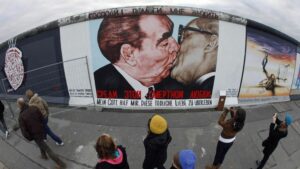 Muere el autor del mural con beso de Honecker y Brézhnev sobre el muro de Berlín