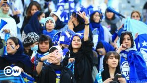 Mujeres iraníes asisten a partido de fútbol por primera vez en 40 años | El Mundo | DW