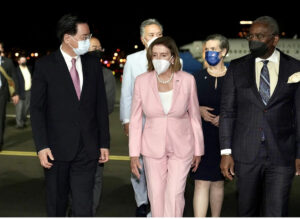 Nancy Pelosi aterriza en Taiwan y China amenaza con "acciones militares selectivas"