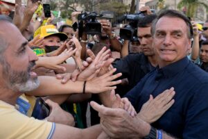 Ordenan retirar de TV Brasil imgenes de Bolsonaro atacando al sistema electoral en un acto con embajadores
