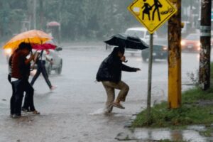 Paso de la onda tropical 25 provoca lluvias en gran parte de Venezuela