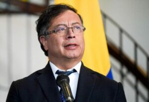 Petro dice que apertura de frontera con Venezuela debe ampliarse al comercio binacional