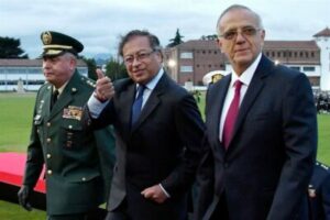 Petro nombra a exguerrillero como jefe de inteligencia en Colombia