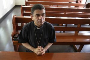 Policía de Nicaragua asalta sede episcopal y arresta a obispo Rolando Álvarez