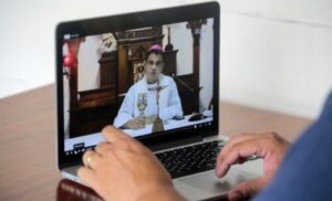 Policía de Nicaragua detiene a obispo crítico de Ortega