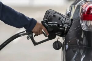 Precios de la gasolina en EEUU caen por debajo de $ 4 por primera vez en meses