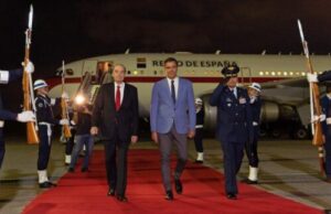 Presidente de España llega a Bogotá para dar su pleno apoyo a Petro