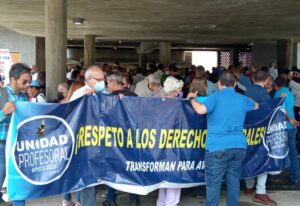Profesores y trabajadores universitarios protestan en la UCV para exigir derechos laborales