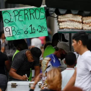 Qué hay detrás de la abrupta devaluación del bolívar y qué dice de la incipiente recuperación de la dolarizada economía en Venezuela