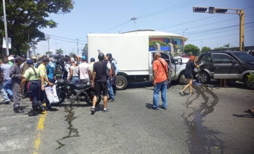 Registran multiple choque de vehículos en La Guaira