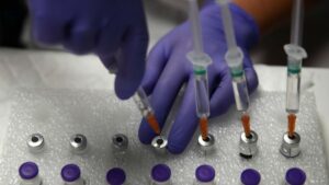 Reino Unido aprueba la primera vacuna contra el Covid-19 que hace frente a Ómicron