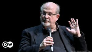 Rushdie está con respiración artificial y podría perder un ojo | El Mundo | DW
