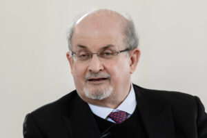Salman Rushdie fue agredido antes de intervenir en un debate sobre ciudades de asilo