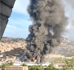 Se registra incendio en depósitos del IVSS en Antímano