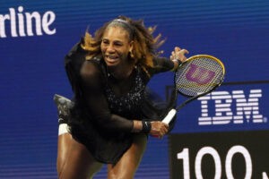 Serena Williams debutó en el US Open con triunfo ante Danka Kovinic y retrasó su retiro del tenis
