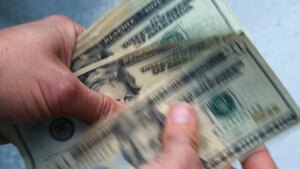 Siguen cayendo ante el dólar las monedas de América Latina, lideradas por el peso colombiano