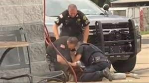 Suspenden a tres policías estadounidenses tras dar una paliza a un detenido
