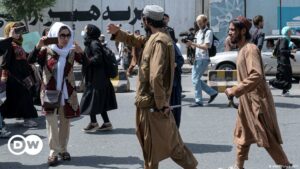 Talibanes disparan para dispersar manifestación de mujeres | El Mundo | DW
