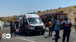 Tragedia en Turquía: bus choca con ambulancia y deja 16 muertos | El Mundo | DW